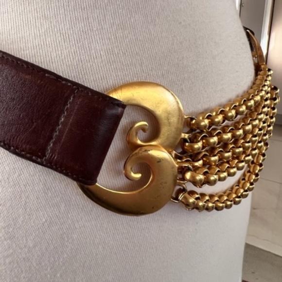 BELT LEATHER - ITALY - BROWN WITH GOLD CHAIN AT FRONT. SMALL PRE LOVED - Picture 5 of 9